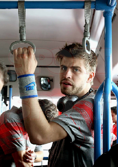 Gerard Piqué takes the bus and